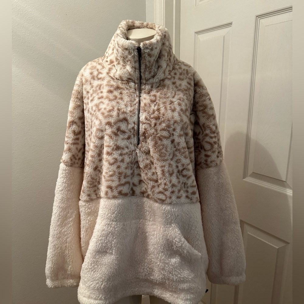 Entro women’s cream animal print Sherpa pullover medium long sleeve